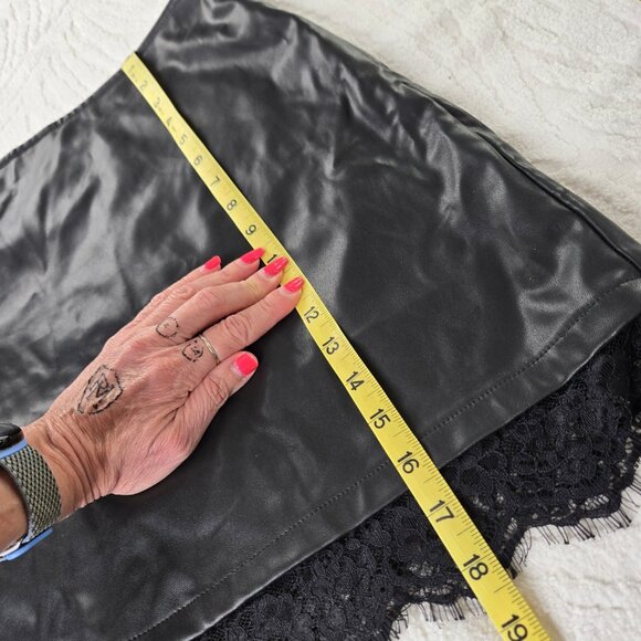 🎄 Fashion Nova EUC faux leather lace mini skirt XL Juniors black - Picture 14 of 14